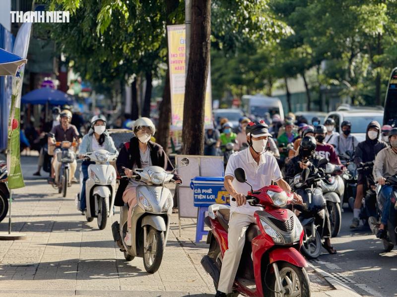 Thấy CSGT TP.HCM, người chạy xe máy đi trên vỉa hè đường Võ Thị Sáu hốt hoảng - Ảnh 8.