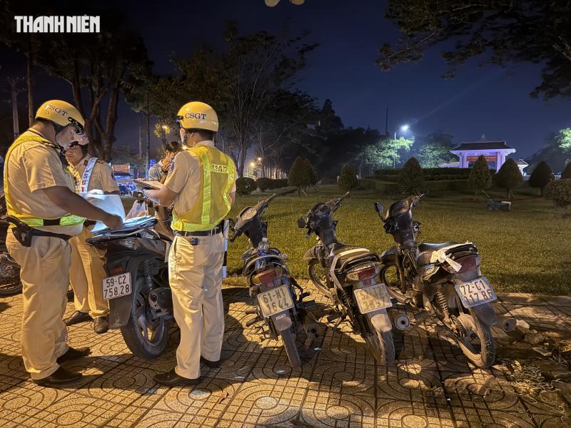 Bị CSGT phạt nồng độ cồn, người say cãi: 'Tôi uống nhưng đi đúng, anh phải thôngcảm' - Ảnh 9.