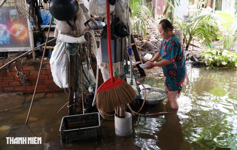 Ngập nước tại Thanh Đa và Bình Quới: Người dân khẩn trương ứng phó với triều cường - Ảnh 4.