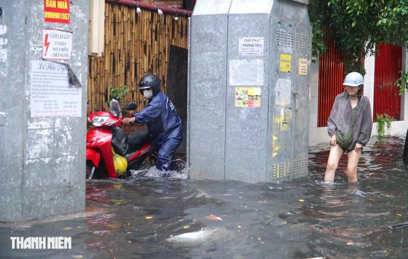 TP.HCM mưa lớn, nước ngập gần 3 tiếng trên đường Quốc Hương- Ảnh 5.