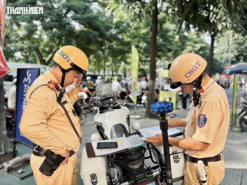 30 phút, gần 400 xe máy đi trên vỉa hè Võ Thị Sáu bị CSGT phạt nguội  - Ảnh 7.