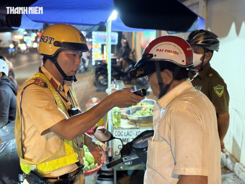 Bị CSGT phạt nồng độ cồn, người say cãi: 'Tôi uống nhưng đi đúng, anh phải thôngcảm' - Ảnh 2.