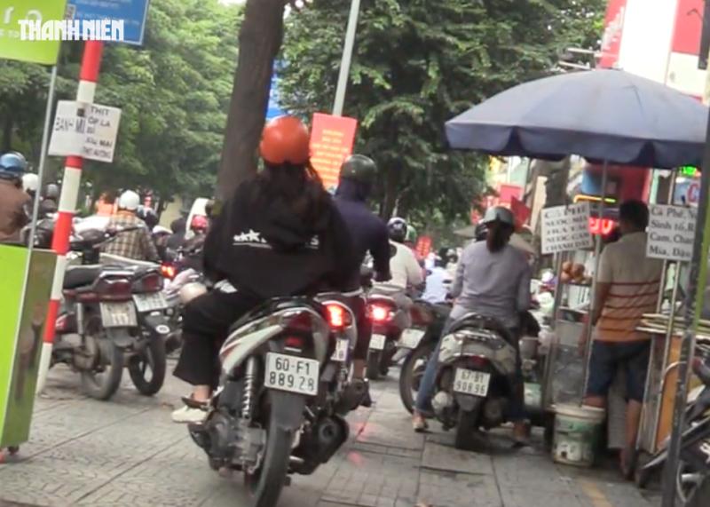 30 phút, gần 400 xe máy đi trên vỉa hè Võ Thị Sáu bị CSGT phạt nguội  - Ảnh 5.