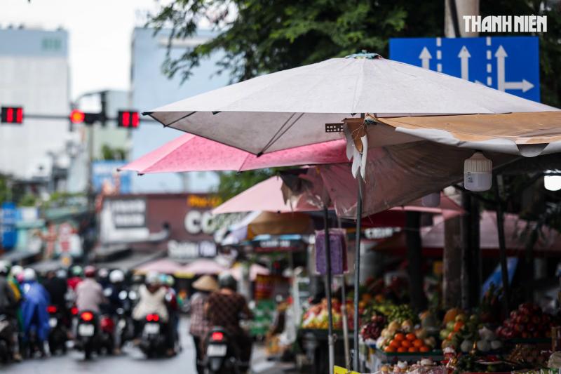 Biển báo núp lùm ở TP . HCM gây khó khăn cho người tham gia giao thông - Ảnh 4.