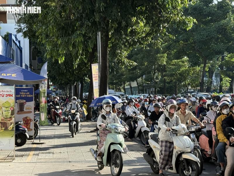 Thấy CSGT TP.HCM, người chạy xe máy đi trên vỉa hè đường Võ Thị Sáu hốt hoảng - Ảnh 7.