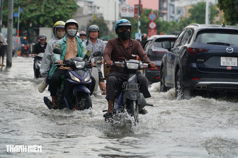 Triều cường dâng cao, đường Trần Xuân Soạn ở TP.HCM lại biến thành sông- Ảnh 7.