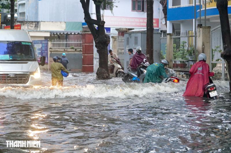 TP.HCM mưa lớn, nước ngập gần 3 tiếng trên đường Quốc Hương- Ảnh 4.