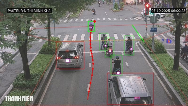 Camera AI của CSGT TP.HCM bắt lỗi hàng loạt xe máy vượt đèn đỏ ở trung tâm- Ảnh 1. Camera AI của CSGT TP.HCM bắt lỗi hàng loạt xe máy vượt đèn đỏ ở trung tâm- Ảnh 1.