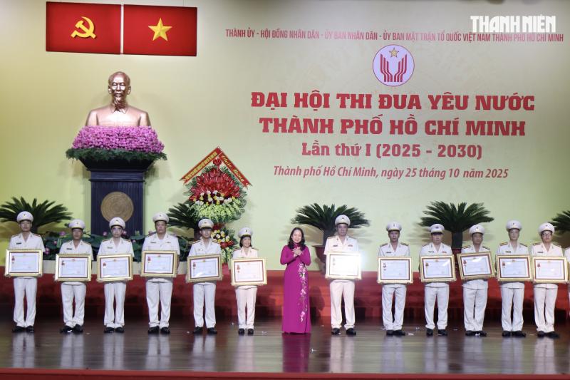 Công an TP.HCM nhận thư khen của Thủ tướng Chính phủ- Ảnh 2.