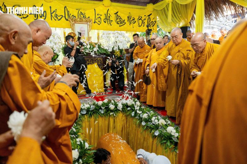 Lễ trà tỳ, nhập bảo tháp trưởng lão hòa thượng Thích Từ Thông ở chùa Thanh Sơn - Ảnh 13.