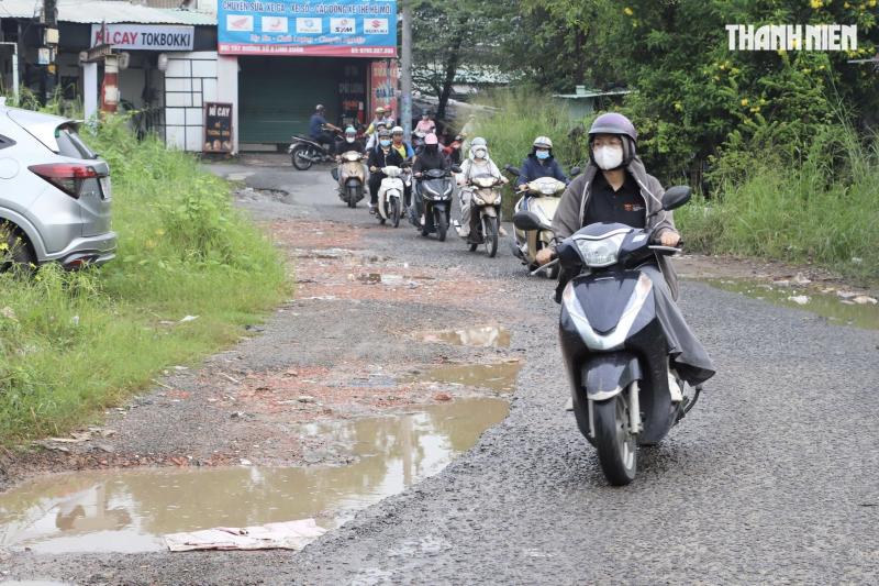 Đường quanh khu đô thị ĐHQG TP.HCM hư hỏng, sinh viên khổ sở đi lại - Ảnh 2.