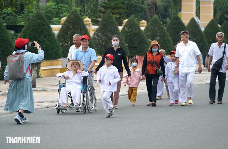 Đại lễ Hội yến Diêu Trì Cung 2025: Người hành hương ồ ạt đến Toà Thánh  - Ảnh 2.