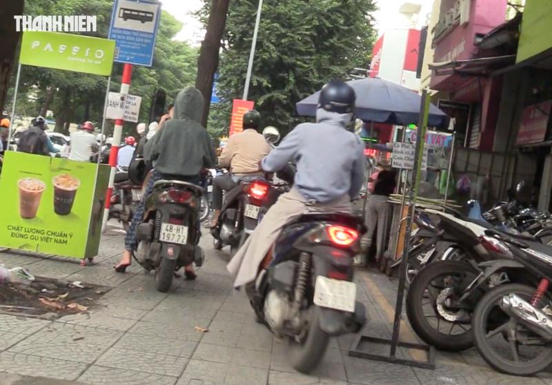 30 phút, gần 400 xe máy đi trên vỉa hè Võ Thị Sáu bị CSGT phạt nguội  - Ảnh 4.