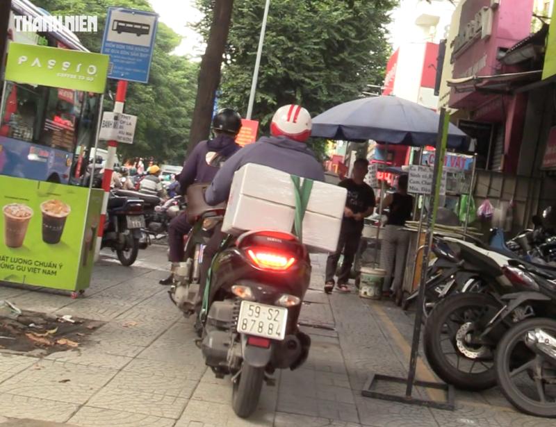 30 phút, gần 400 xe máy đi trên vỉa hè Võ Thị Sáu bị CSGT phạt nguội  - Ảnh 6.