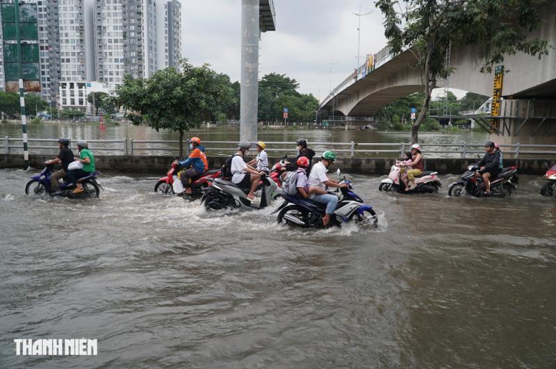 Triều cường dâng cao, đường Trần Xuân Soạn ở TP.HCM lại biến thành sông- Ảnh 2.