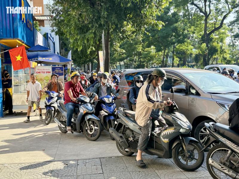 Thấy CSGT TP.HCM, người chạy xe máy đi trên vỉa hè đường Võ Thị Sáu hốt hoảng - Ảnh 3.
