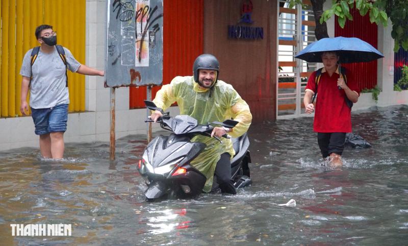 TP.HCM mưa lớn, nước ngập gần 3 tiếng trên đường Quốc Hương- Ảnh 9.