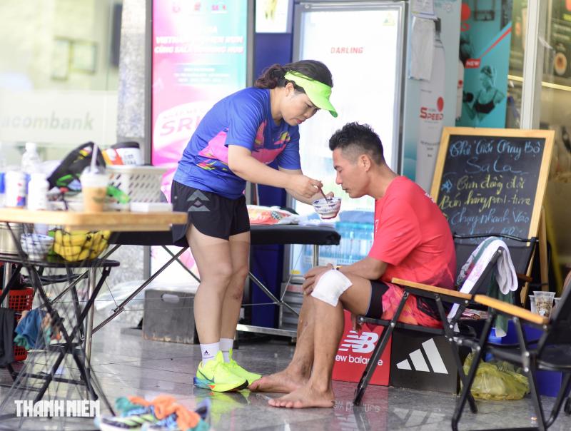 Ảnh đẹp trên hành trình chạy bộ 310 km trong hơn 56 tiếng của 'Trường điên' - Ảnh 4.