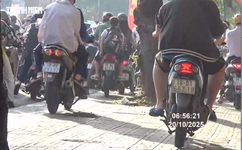 5 phút, 144 xe máy đi trên vỉa hè Gò Vấp bị CSGT Hàng Xanh phạt nguội - Ảnh 4.