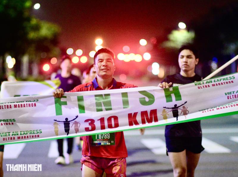 Ảnh đẹp trên hành trình chạy bộ 310 km trong hơn 56 tiếng của 'Trường điên' - Ảnh 15.