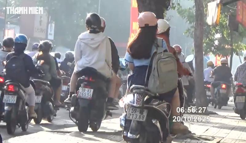 5 phút, 144 xe máy đi trên vỉa hè Gò Vấp bị CSGT Hàng Xanh phạt nguội - Ảnh 1.