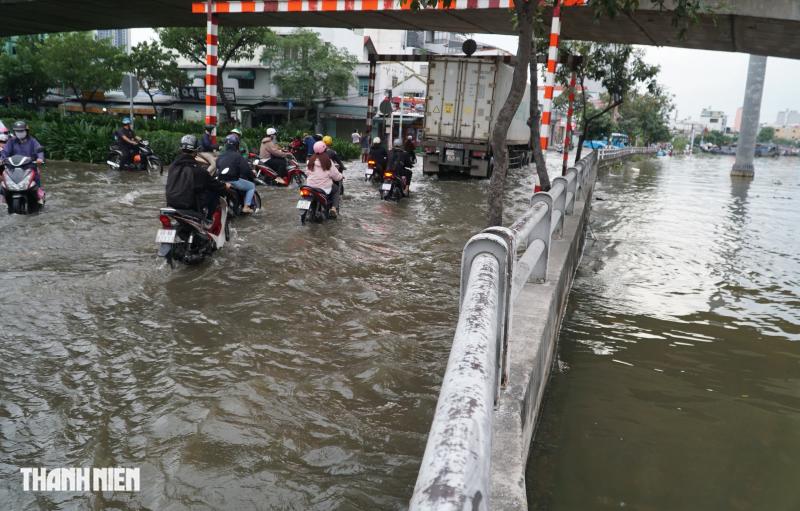 Triều cường dâng cao, đường Trần Xuân Soạn ở TP.HCM lại biến thành sông- Ảnh 6.