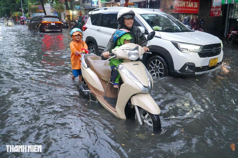 TP.HCM mưa lớn, nước ngập gần 3 tiếng trên đường Quốc Hương- Ảnh 3.