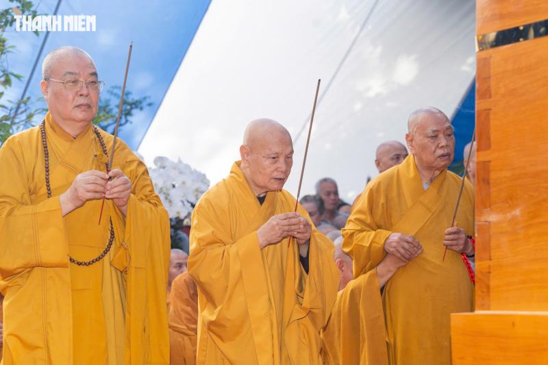 Lễ trà tỳ, nhập bảo tháp trưởng lão hòa thượng Thích Từ Thông ở chùa Thanh Sơn - Ảnh 8.