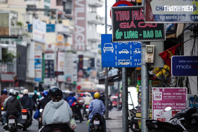 Biển báo núp lùm ở TP . HCM gây khó khăn cho người tham gia giao thông - Ảnh 7.