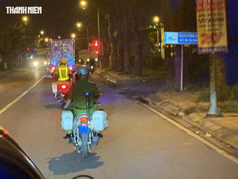 Bị CSGT phạt nồng độ cồn, người say cãi: 'Tôi uống nhưng đi đúng, anh phải thôngcảm' - Ảnh 11.
