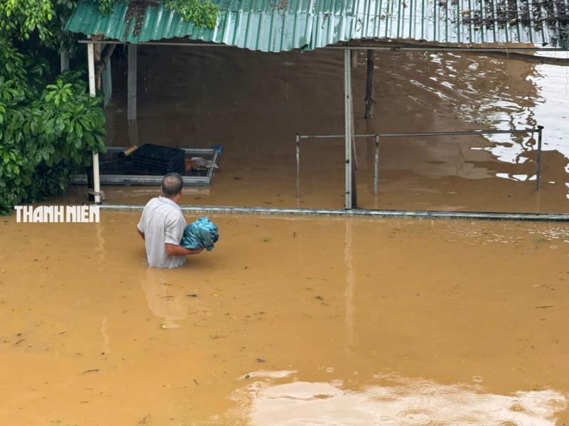 Nước lũ bao vây nhiều khu dân cư ở Quảng Ngãi- Ảnh 2.