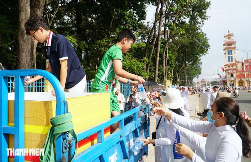 Đại lễ Hội yến Diêu Trì Cung 2025: Người hành hương ồ ạt đến Toà Thánh  - Ảnh 8.