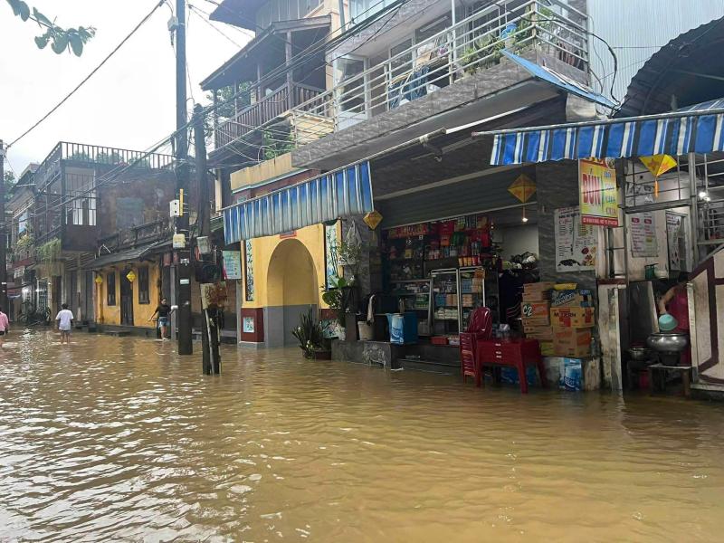 Lũ trên sông Hương lên cao, nhiều tuyến đường nội đô TP.Huế biến thành sông- Ảnh 5.