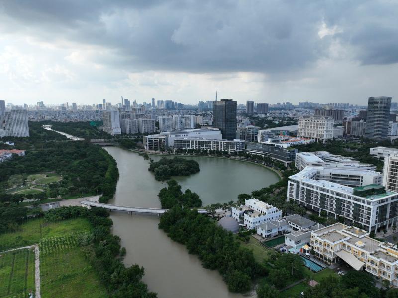 Người dân TP.HCM ngắm loài chim quý trong Sách đỏ ở hồ Bán Nguyệt giữa tháng 10 - Ảnh 1.