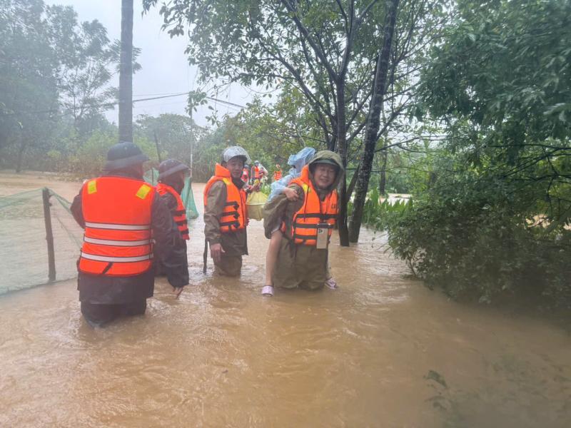 Mưa lũ chia cắt Huế công an hỗ trợ di dời người dân an toàn xuyên đêm - Ảnh 2.