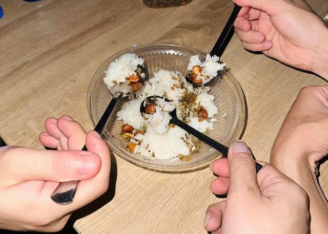 Sinh viên Huế trở tay không kịp, xe cộ, đồ đạc bị nhấn chìm trong nước lũ - Ảnh 4.