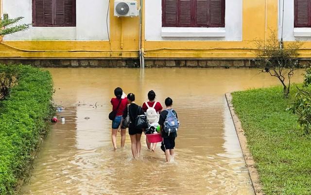 Sinh viên Huế trở tay không kịp, xe cộ, đồ đạc bị nhấn chìm trong nước lũ - Ảnh 7.