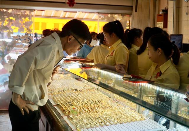 Giá vàng miếng SJC lập kỷ lục mới - Ảnh 1.