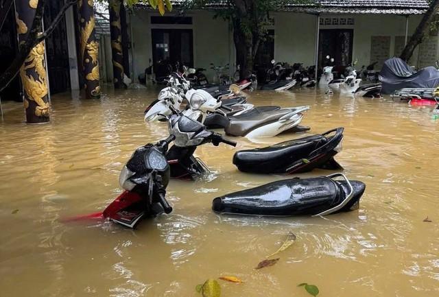 Sinh viên Huế trở tay không kịp, xe cộ, đồ đạc bị nhấn chìm trong nước lũ - Ảnh 1.