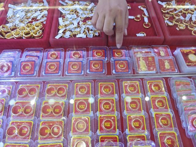 Kỳ lạ giá vàng nhẫn vượt vàng miếng SJC- Ảnh 1.