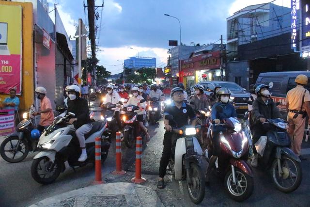 Gọt vỉa hè cho xe rẽ phải ở TP.HCM: Có người vẫn không nhường đường - Ảnh 3.