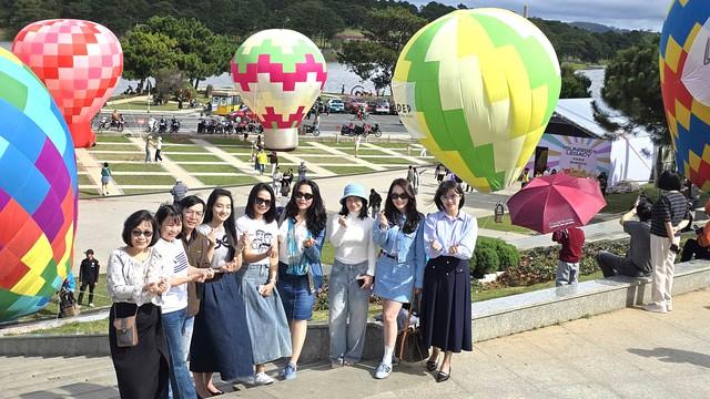 Lễ hội khinh khí cầu Đà Lạt 2025 thu hút hàng ngàn du khách và người dân- Ảnh 11.