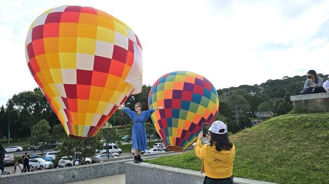 Lễ hội khinh khí cầu Đà Lạt 2025 thu hút hàng ngàn du khách và người dân- Ảnh 12.