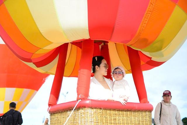 Lễ hội khinh khí cầu Đà Lạt 2025 thu hút hàng ngàn du khách và người dân- Ảnh 13.