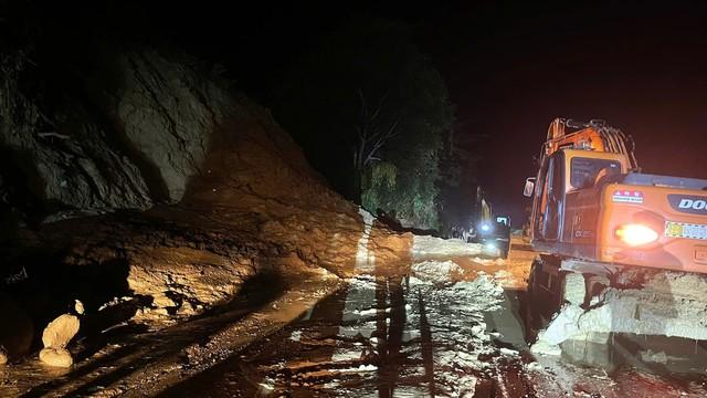 Đèo Gia Bắc sạt lở nhiều điểm, QL28 tê liệt hoàn toàn- Ảnh 3.