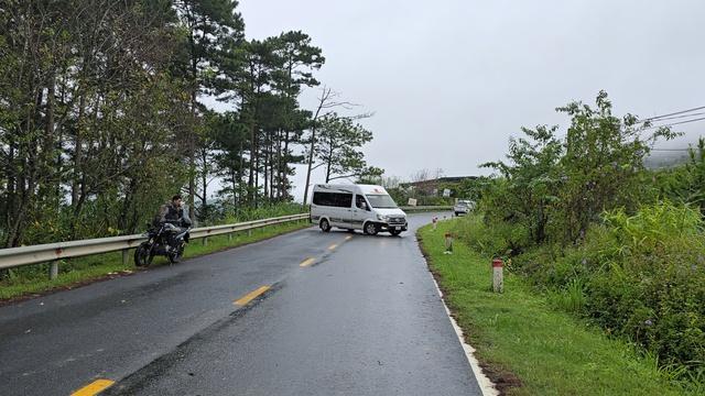 Sạt lở đèo D'Ran cấm đường không biển báo gây phiền toái cho du khách- Ảnh 2.