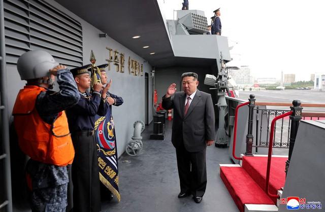 Chủ tịch Kim Jong - un thăm tàu khu trục Choe Hyon trong triển lãm quân sự - Ảnh 3.