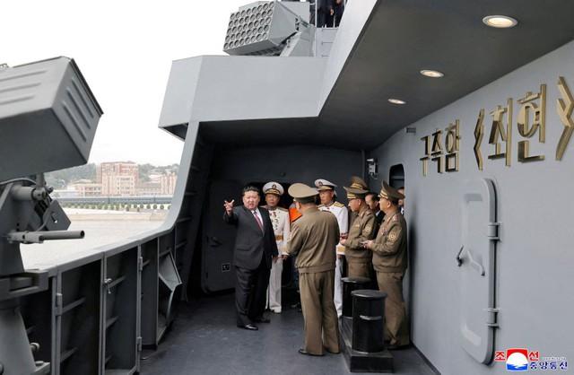 Chủ tịch Kim Jong - un thăm tàu khu trục Choe Hyon trong triển lãm quân sự - Ảnh 5.