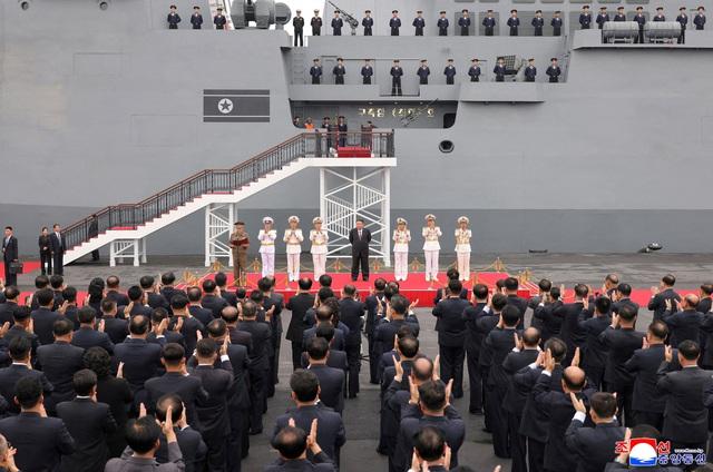 Chủ tịch Kim Jong - un thăm tàu khu trục Choe Hyon trong triển lãm quân sự - Ảnh 9.