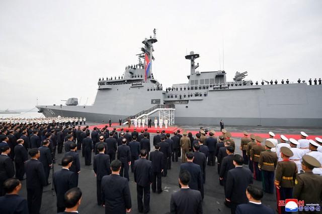 Chủ tịch Kim Jong - un thăm tàu khu trục Choe Hyon trong triển lãm quân sự - Ảnh 2.
